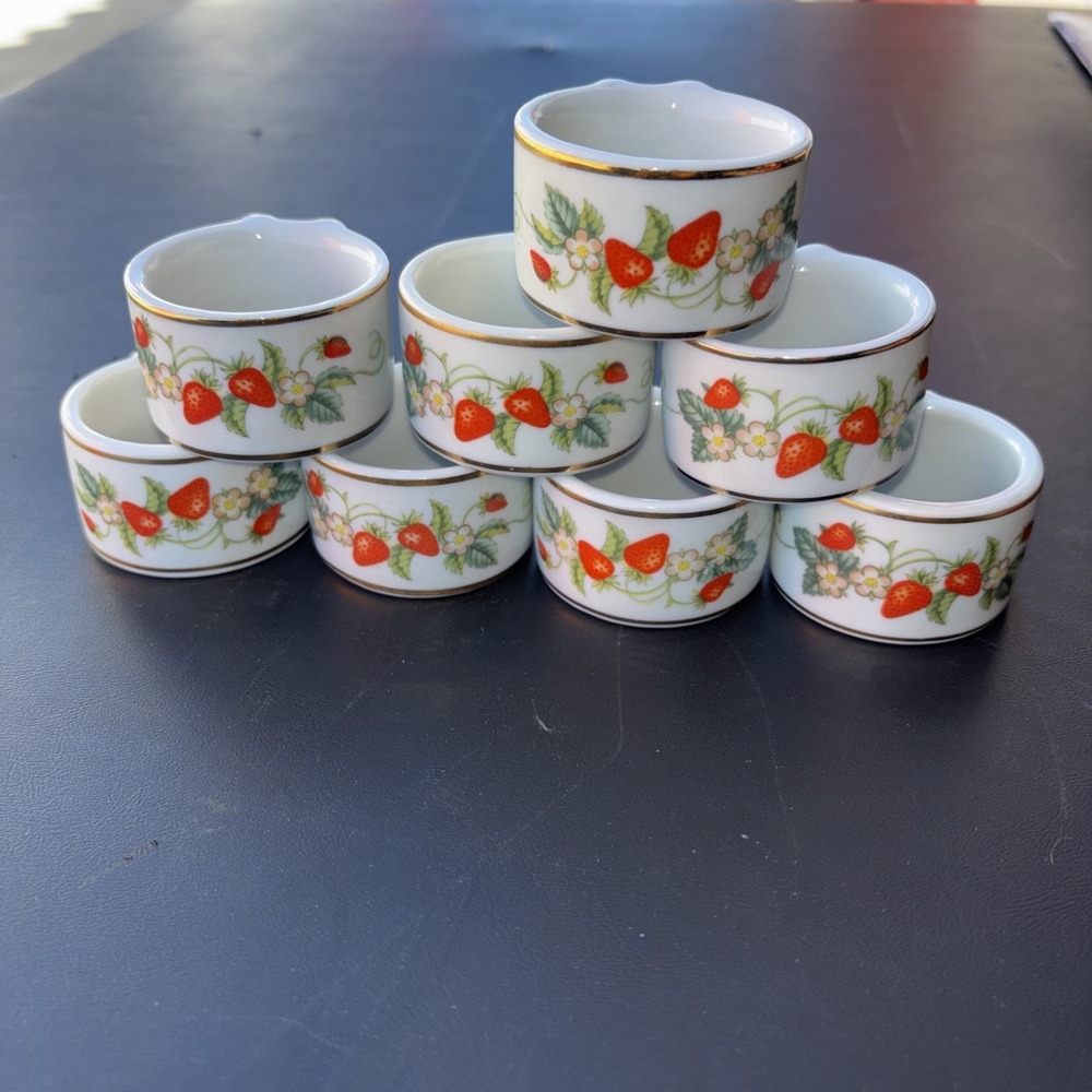 VTG Avon Strawberry Pattern Porcelain Napkin Ring Gold Trim Set Of 8